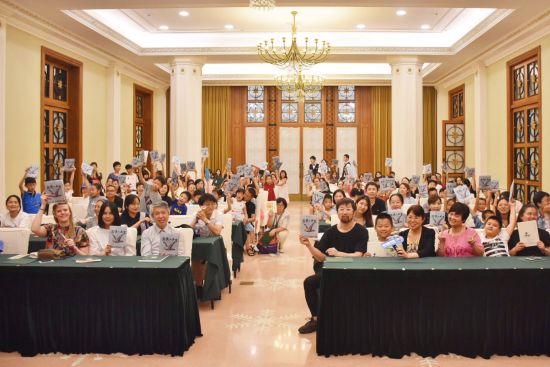 说明: 8月18日,熊亮携全新作品《游侠小木客》亮相2019上海书展。 /官方供图